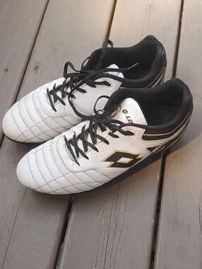Lotto Men's White and Black Athletic Soccer Shoes with Gold Trim